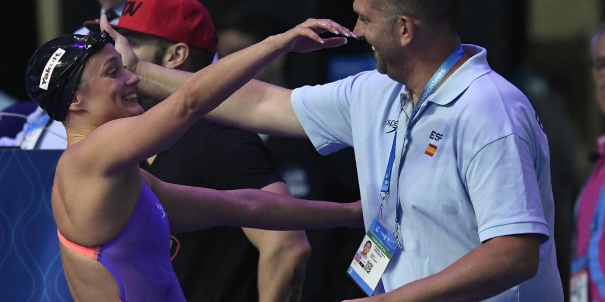 A spanyol Mireia Belmonte ünnepli Fred Vergnoux edzőjével, hogy megnyerte a női 200 méteres pillangó döntőt a 2017-es FINA világ