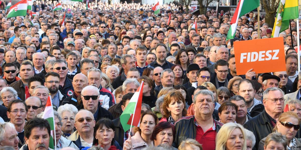 Orbán Viktor támogatói a Fidesz kampányzáró rendezvényén. Fotó: Népszava.