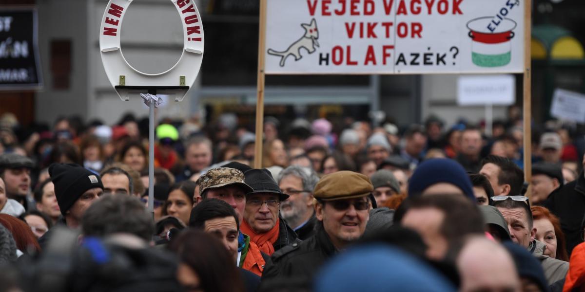 Az MKKP támogatói a párt sajtát "Békemenetén", 2018. március 15. Fotó: Szalmás Péter