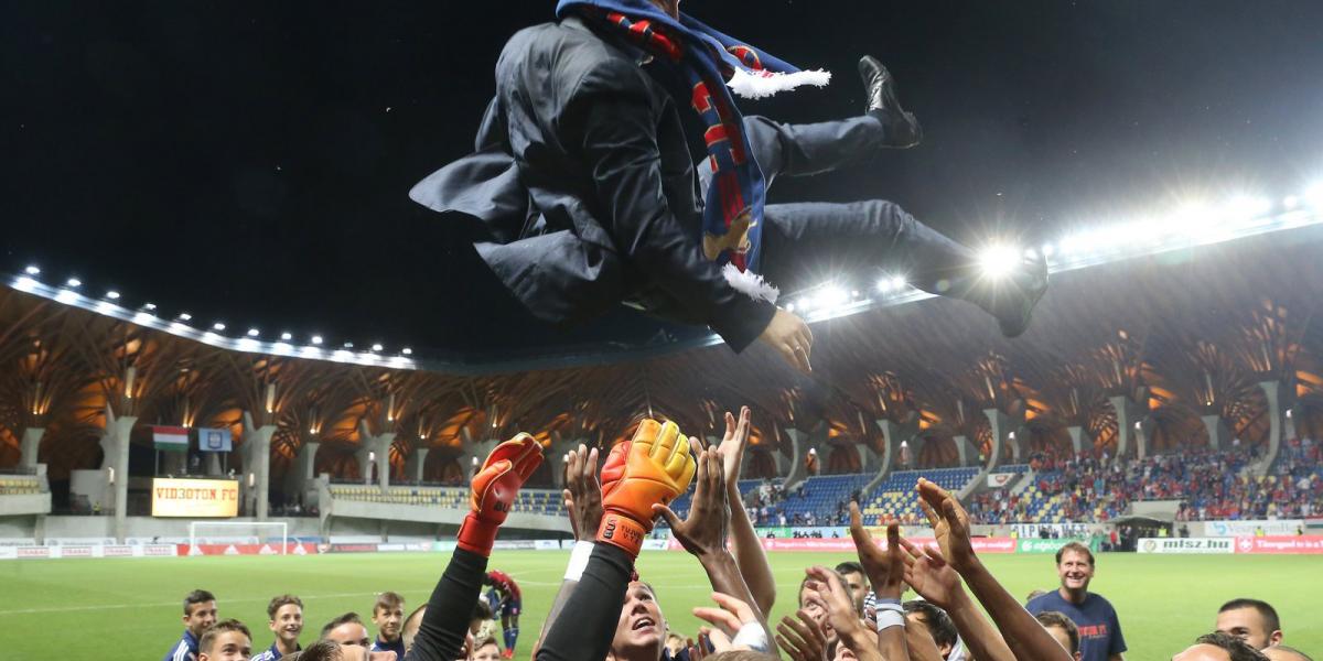 A bajnok Videoton FC játékosai Marko Nikolic vezetőedzőt dobják fel a levegőbe, miután 2-0-ra legyőzték a Budapest Honvédot az O