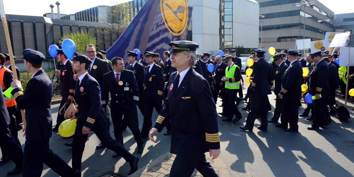 A sztrájkoló Lufthansa-pilóták csütörtökön tüntetést is szerveztek a frankfurti nemzetközi repülőtéren.  Fotó: Thomas Lohnes/Get