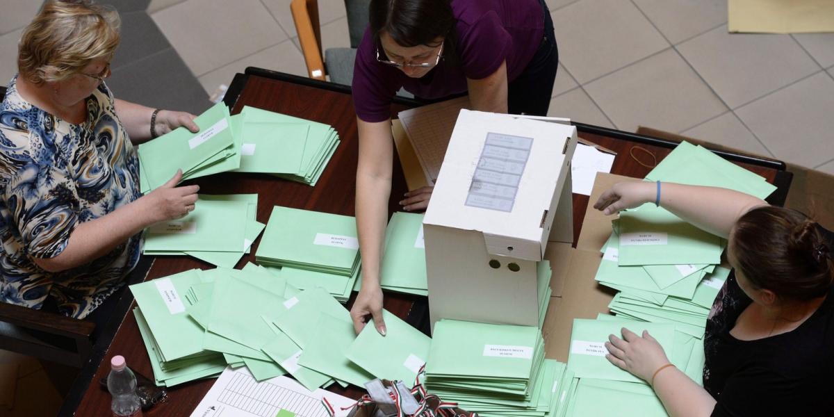 A külképviseleteken leadott szavazatokat válogatják a Nemzeti Választási Központban FOTÓ: MTI/KOVÁCS TAMÁS