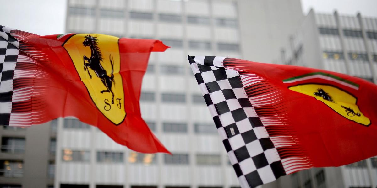 Ferrari zászlók a Grenoble-i Egyetem Kórházi Központja előtt. Fotó: Micha Will/Bongarts/Getty Images.