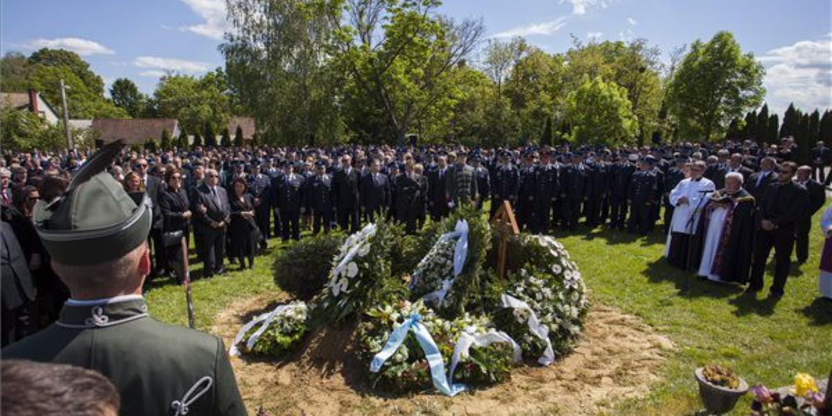 Fülöp Valter Zala megyei rendőrfőkapitány temetése a pacsai temetőben 2014. május 10-én. MTI Fotó: Varga György