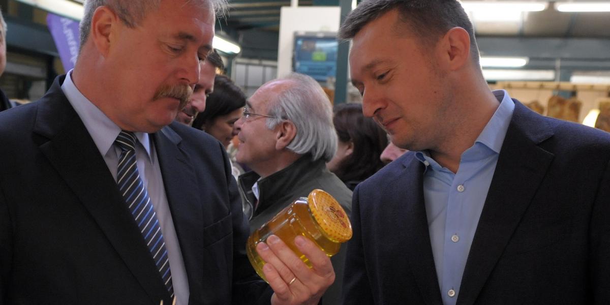 Fazekas Sándor vidékfejlesztési miniszter és Rogán Antal, a Belváros polgármestere a Hold utcai vásárcsarnok megnyitóján