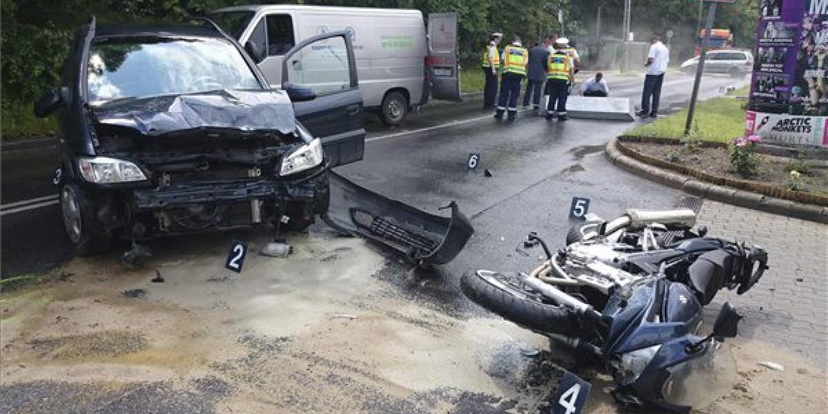  Összetört gépjárművek a főváros II. kerületében, a Hűvösvölgyi úton, ahol egy motoros összeütközött egy személyautóval 2014. má