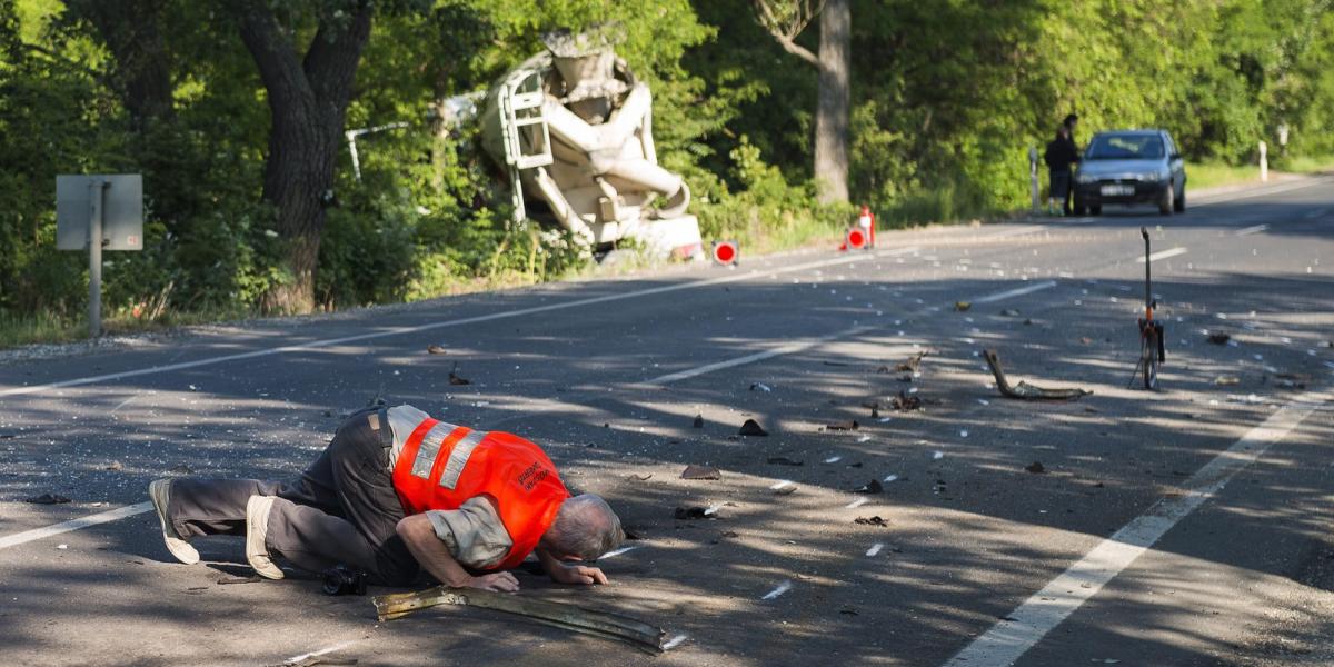 Rendőrségi szakértő a 38-as főúton történt, halálos kimenetelű baleset helyszínén.  MTI Fotó: Balázs Attila