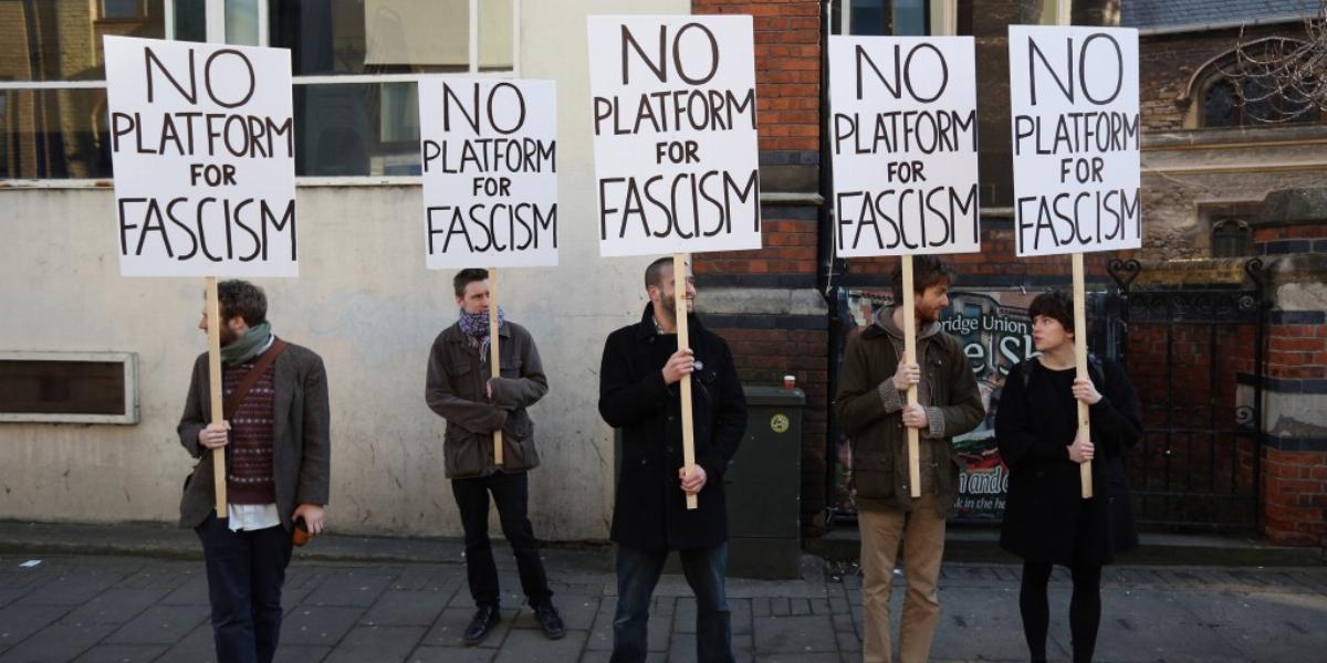 Londonban fiatalok tüntetnek a fasisztának tartott szélsőjobb frakció ellen FOTÓ: EUROPRESS/GETTY IMAGES/OLI SCARFF