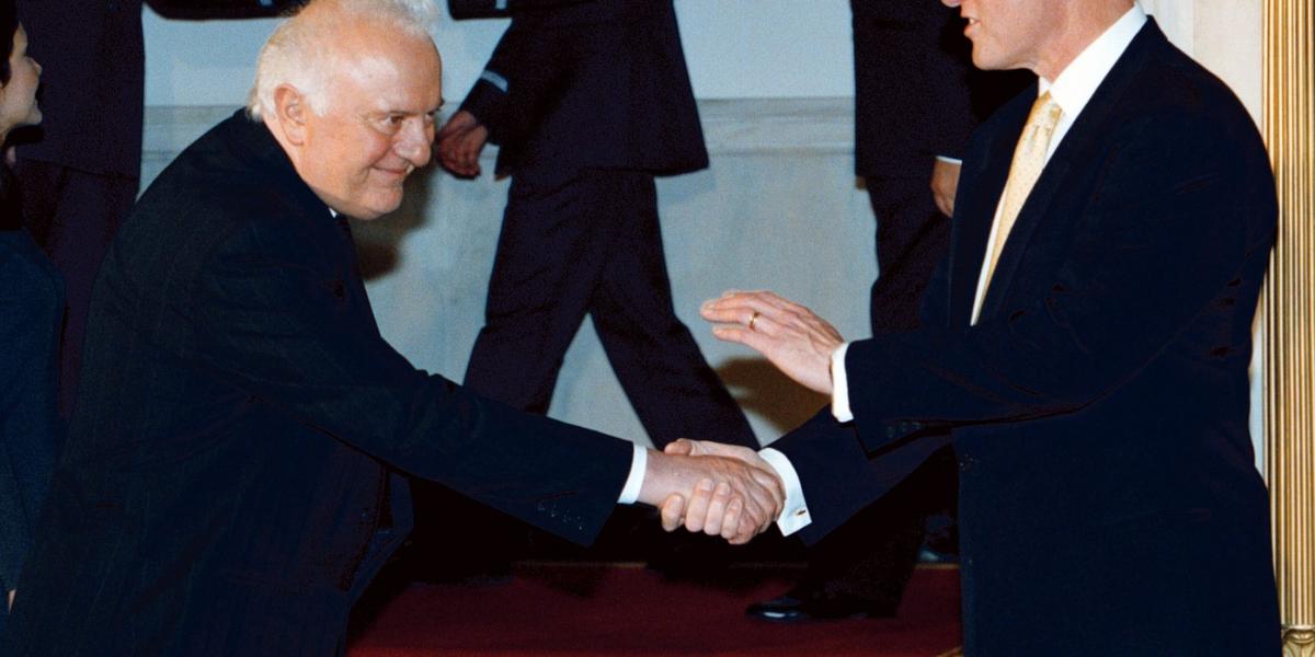 Eduard Sevarnadze és Bill Clinton a NATO megalakításának 50. évfordulóján rendezett fogadáson, 1999-ben. Fotó: Getty Images.