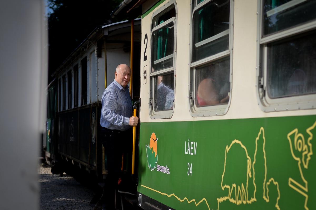 Biztonsági emberek vezették ki az újságírót a sajtótájékoztatóról, ahol a fideszes polgármester bejelentette: nem indul újra