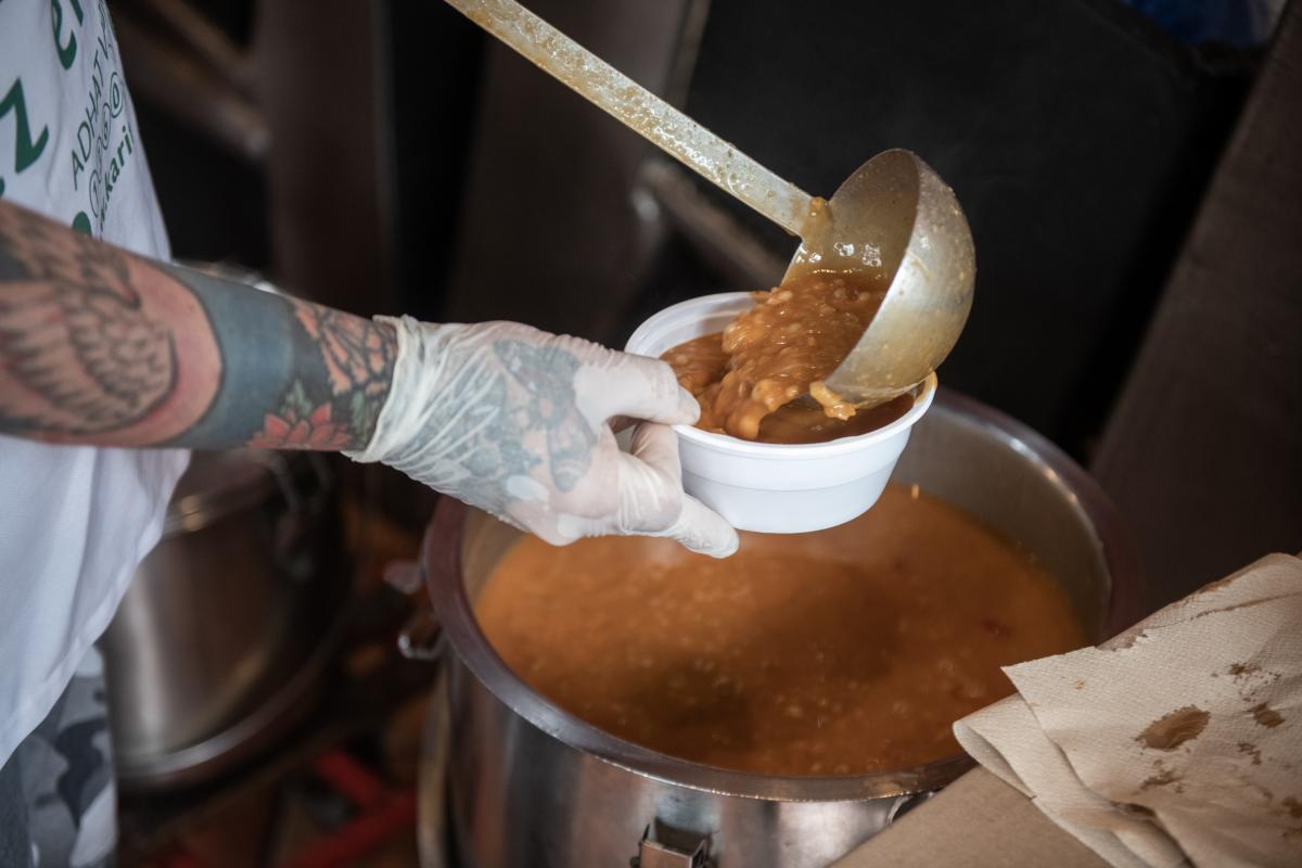 Tömegek várnak meleg ételre, kígyóznak a sorok a budapesti ételosztásokon