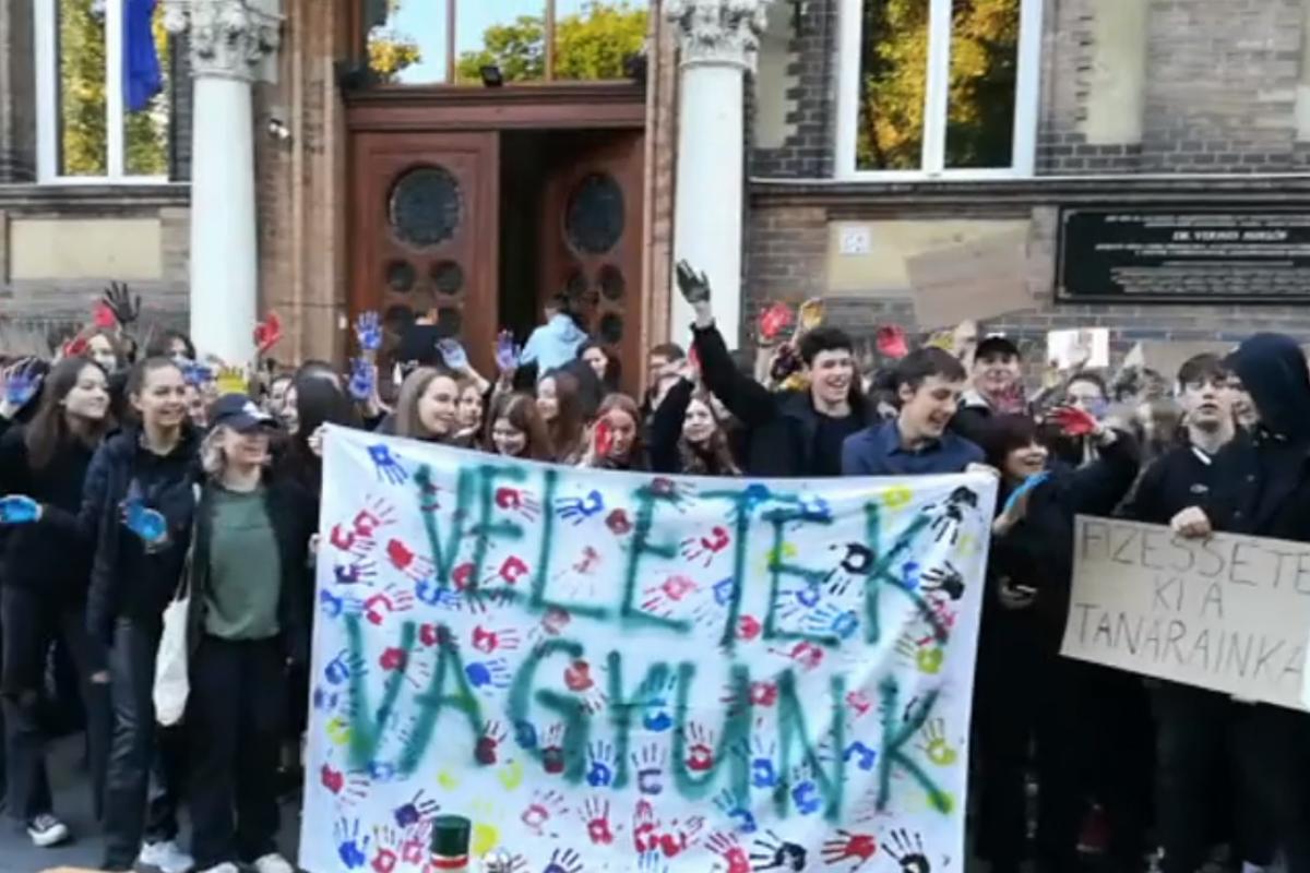 Élőlánccal tiltakoztak a diákok Budapesten