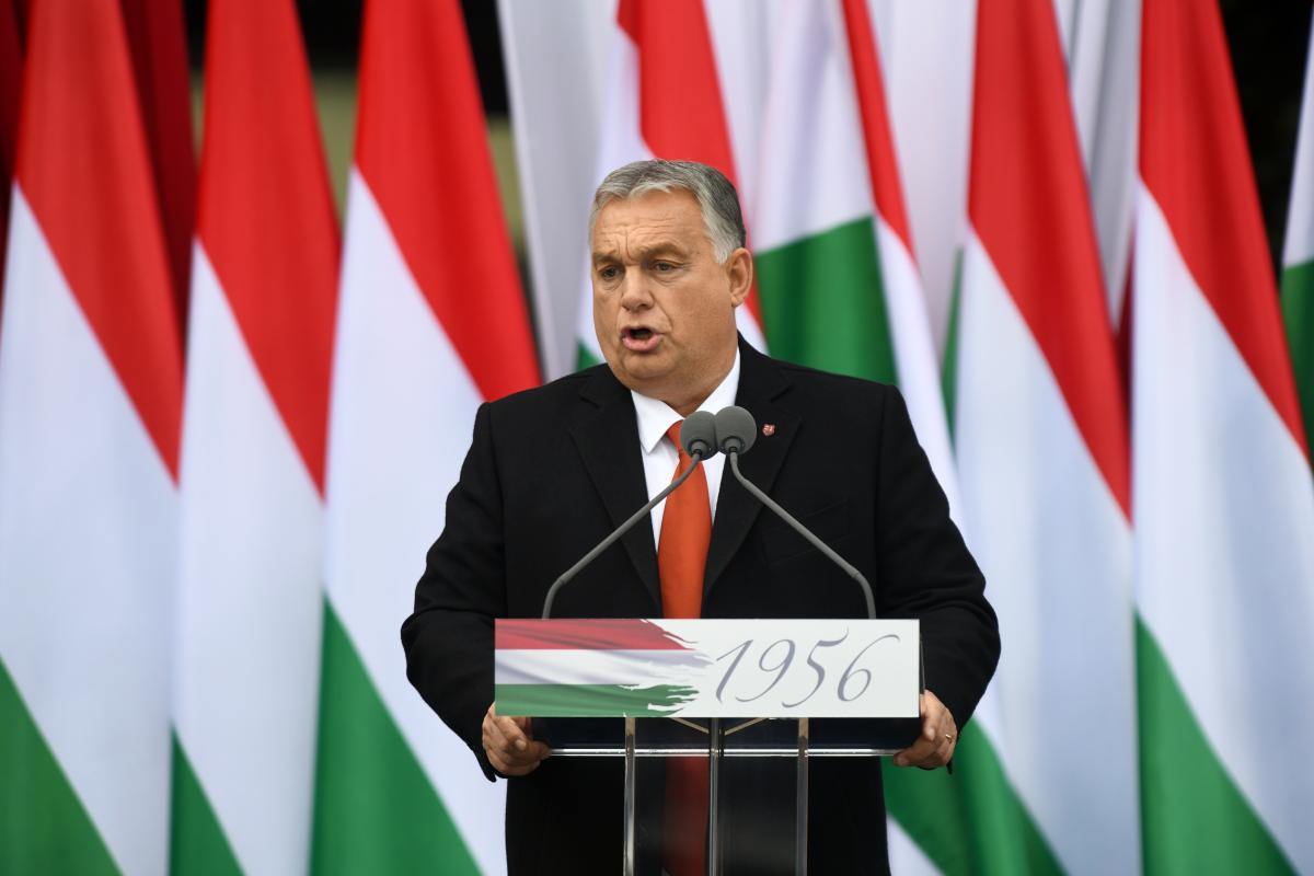 „Szerencsére ritkán jár erre” – Sötét paravánok mögött rekedten szónokolt a híveinek Orbán Viktor