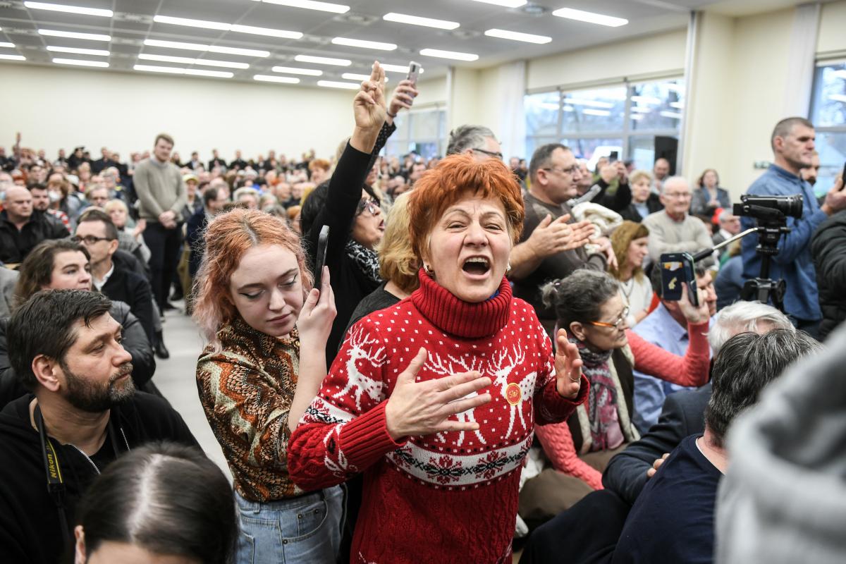 Itt a felmérés, hatalmas az elégedetlenség Magyarországon, de ellenzék nélkül ez semmit nem jelent