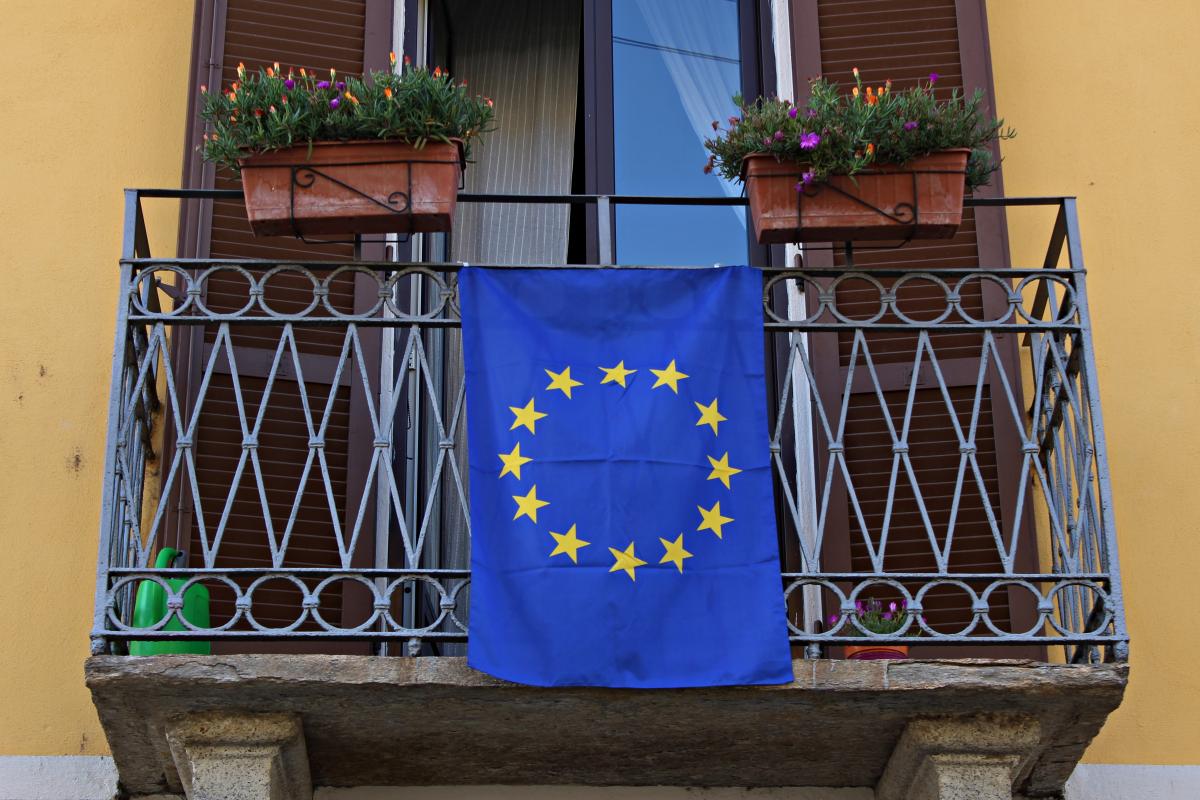 Egy év alatt tíz százalékkal csökkent az Európai Unió támogatottsága Magyarországon