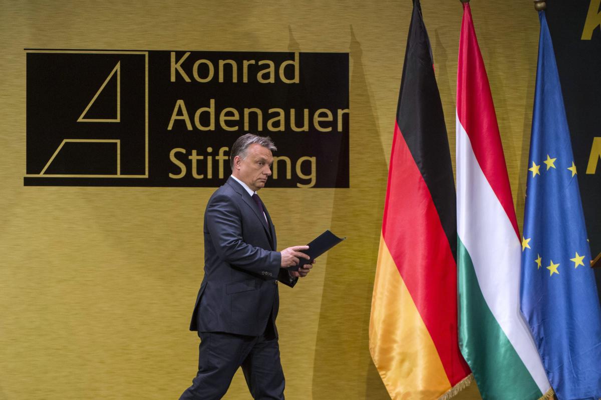 Guruló eurók: a Fidesz úgy akarja védeni a magyar szuverenitást, hogy ellenzékben még a német jobboldal pénzügyi köldökzsinórján lógott