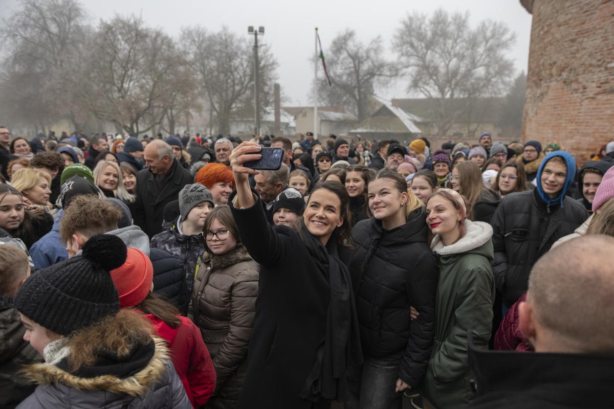 Elnök asszony, ez így komolytalan! – Novák Katalin XXI. századi Patyomkin-látogatása a Viharsarokban 