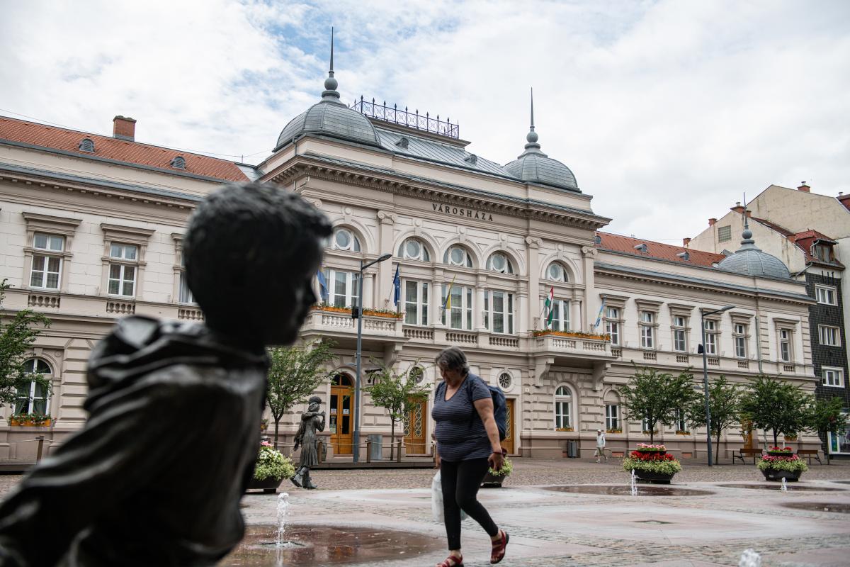 Keményen sarcol az Orbán-kormány, szinte mindenről lemondtak már a kivéreztetett önkormányzatok