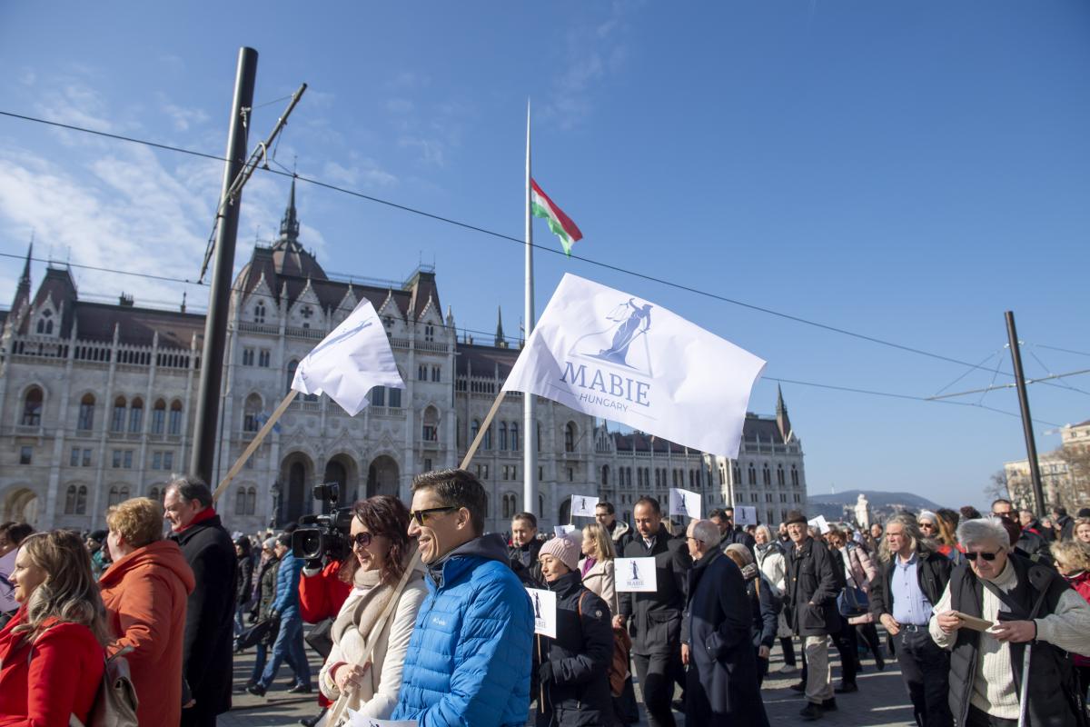 Kormányváltás sem elég, hogy itt újra jogállam legyen, méltatlannak tartják helyzetüket, a saját szervezeteikben sem bíznak Magyarországon a bírók