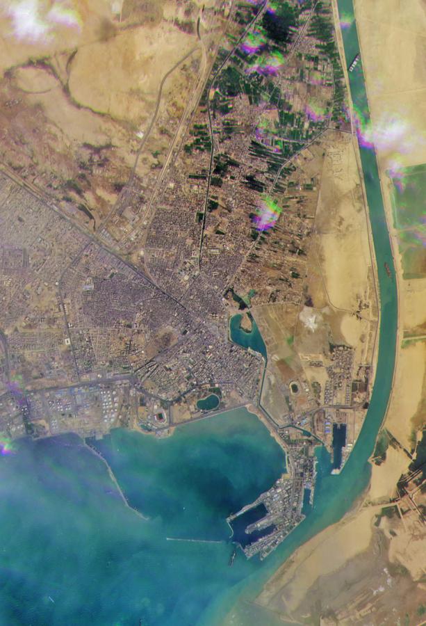Népszava Bedugult a Szuezi-csatorna, keresztbeállt egy ...