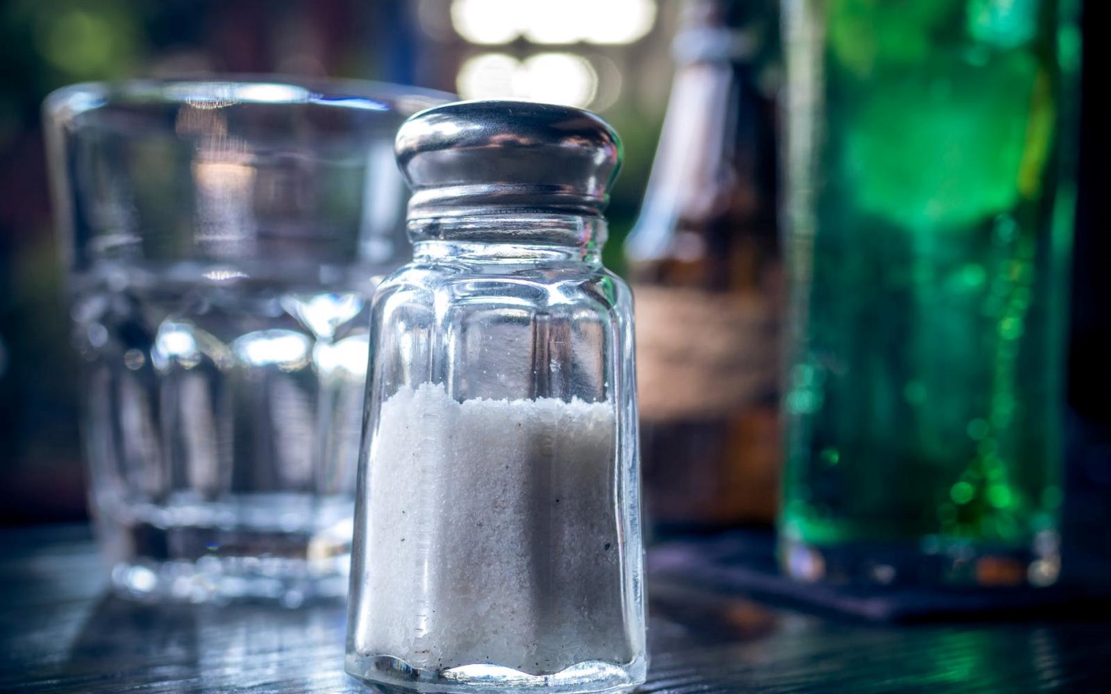 hogyan befolyásolja a só a magas vérnyomást)