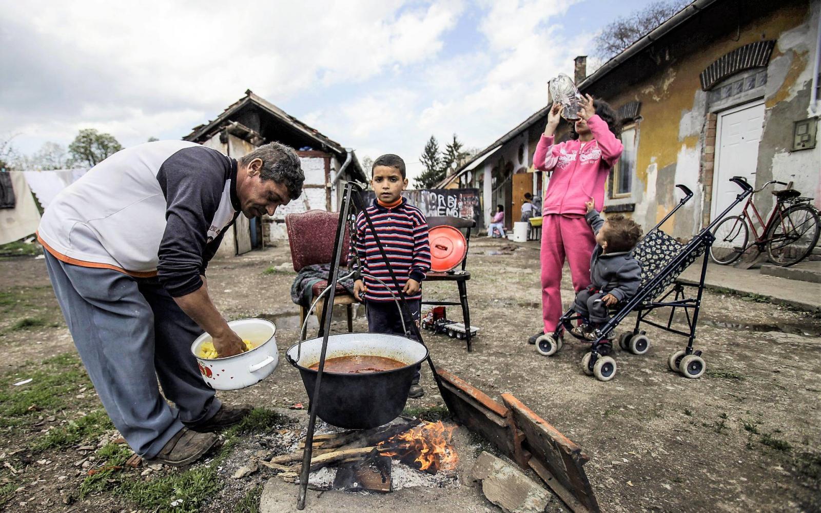 Népszava | Nyomor és kirekesztés: a társadalom legszegényebb 30 százaléka  neveli a magyar gyerekek több mint a felét