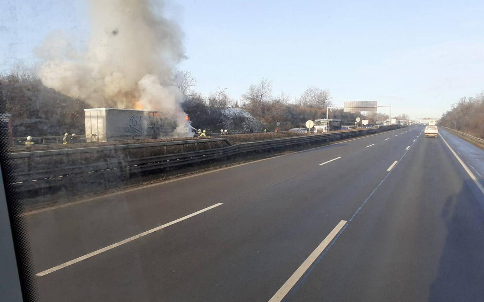 Népszava Több kilométeres a torlódás az M1-esen Biatorbágynál egy