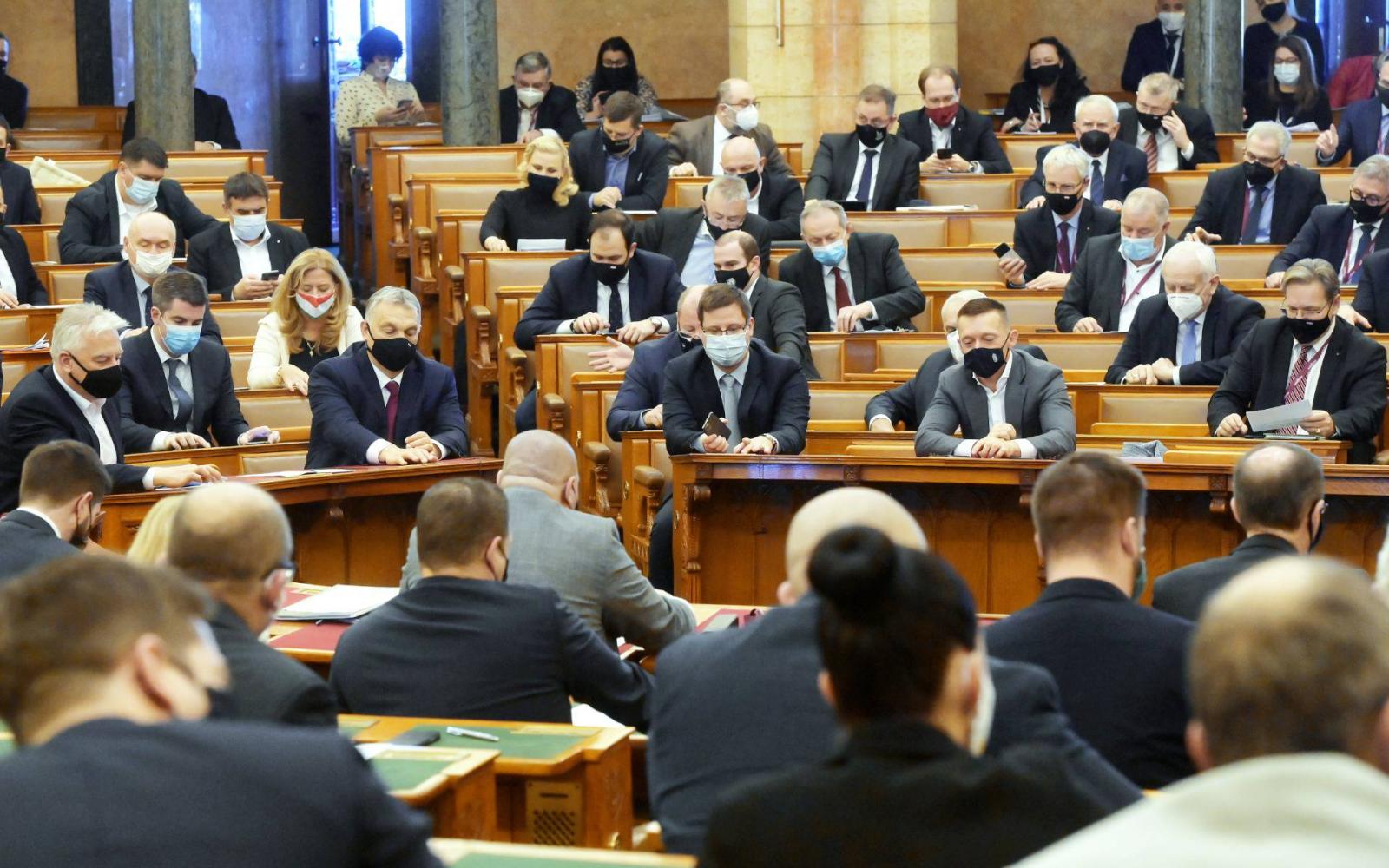 Népszava Hétfőn dönt a parlament a veszélyhelyzet ...