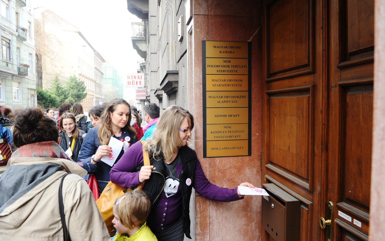 Megrohanták a bankokat a lakásfelújítási támogatásért, új konyhát akarnak a magyar nők - Ripost