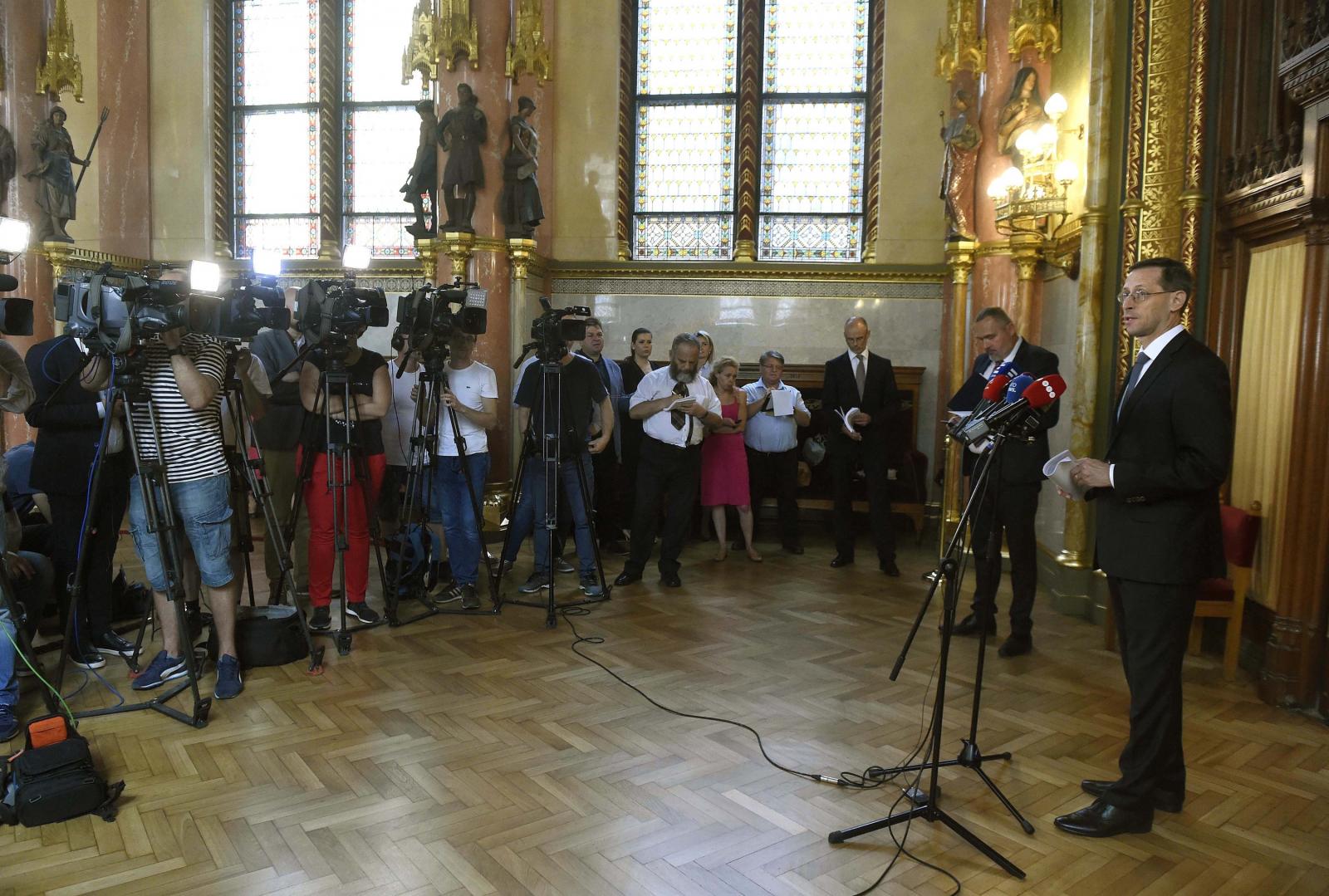 Varga Mihály pénzügyminiszter sajtótájékoztatót tart a jövő évi költségvetés zárószavazását követően az Országházban