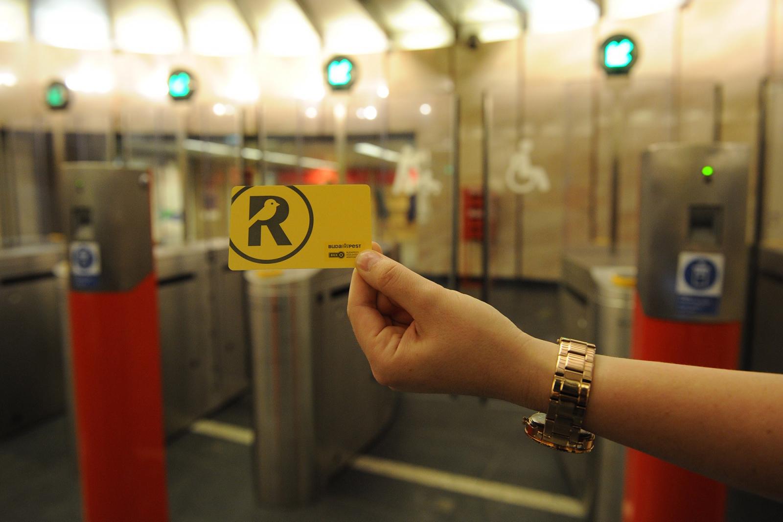 Tesztrendszer a Deák téri metróban