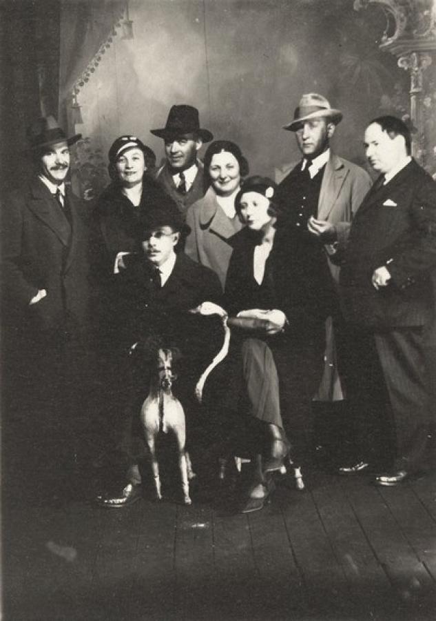 Az 1932. április 30-án készült fotográfi án bal szélen József Attila áll, mellette József Jolán, Láng Erno, Szegedi Boris, Nagy 