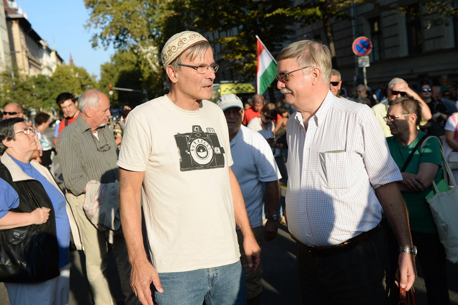 Demszky Gábor a tüntetők között