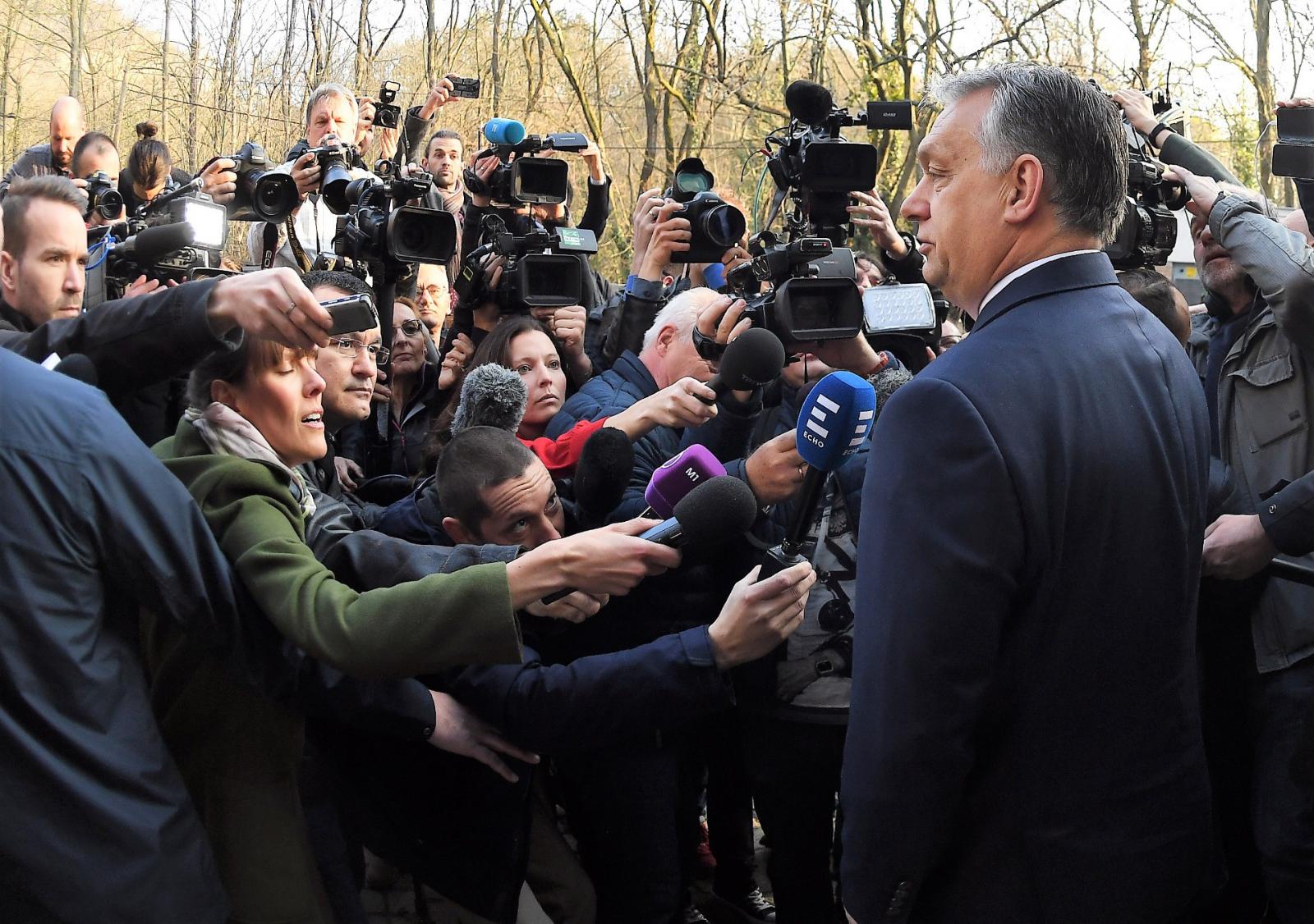 Számtalan kérdés tisztázódhatna, ha a miniszterelnök átesne egy nemzetbiztonsági ellenőrzésen.