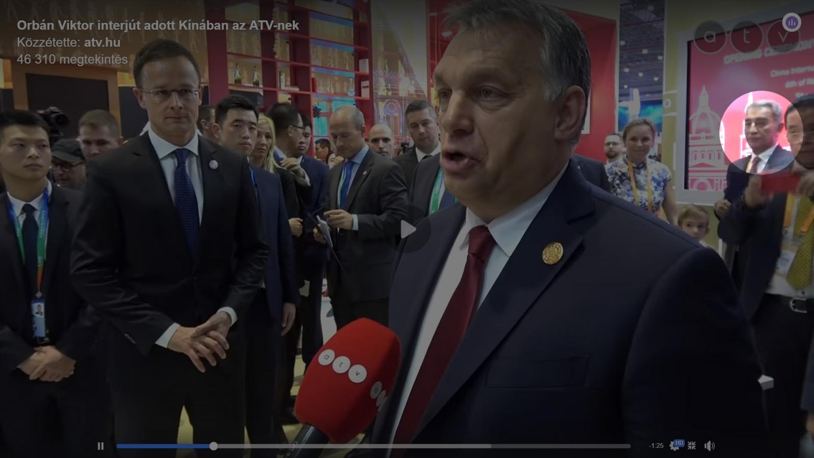 Orbán Viktor nyilatkozik az ATV-nek, háttérben Adnan Polat