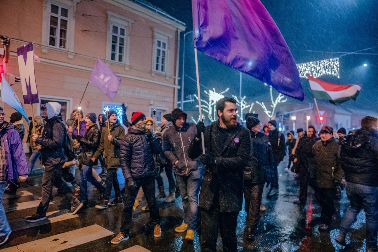 Több százan tüntettek a baranyai megyeszékhelyen