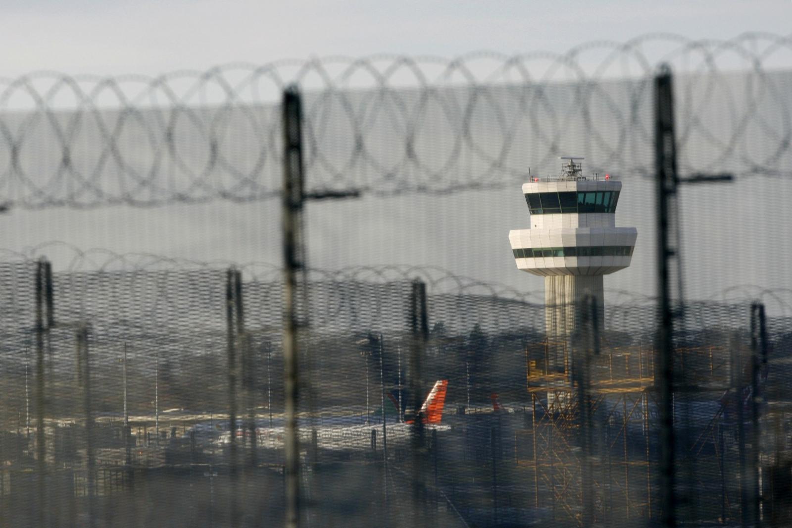 A londoni Gatwick reptér irányítótornya, a repülőteret néhány drón miatt zárták le másfél napra