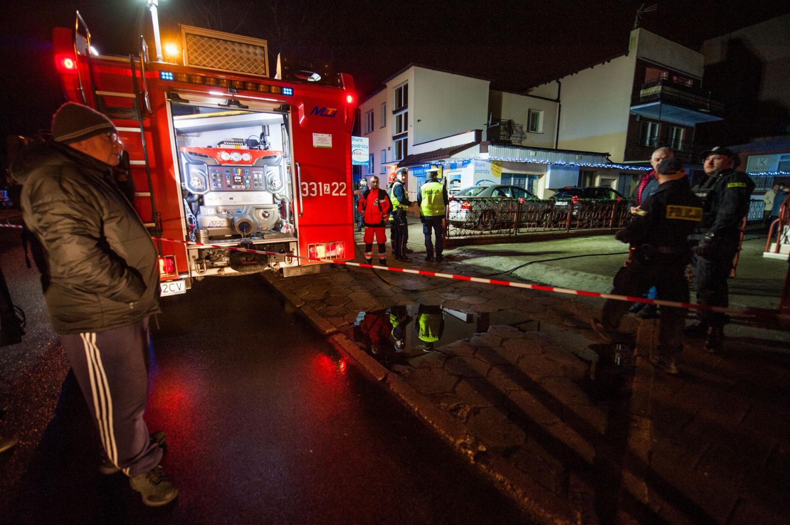 Tűzoltók és rendőrök a szabadulószoba előtt Koszalinban FOTÓ: RADOSLAW KOLESNIK / REPORTER / AFP