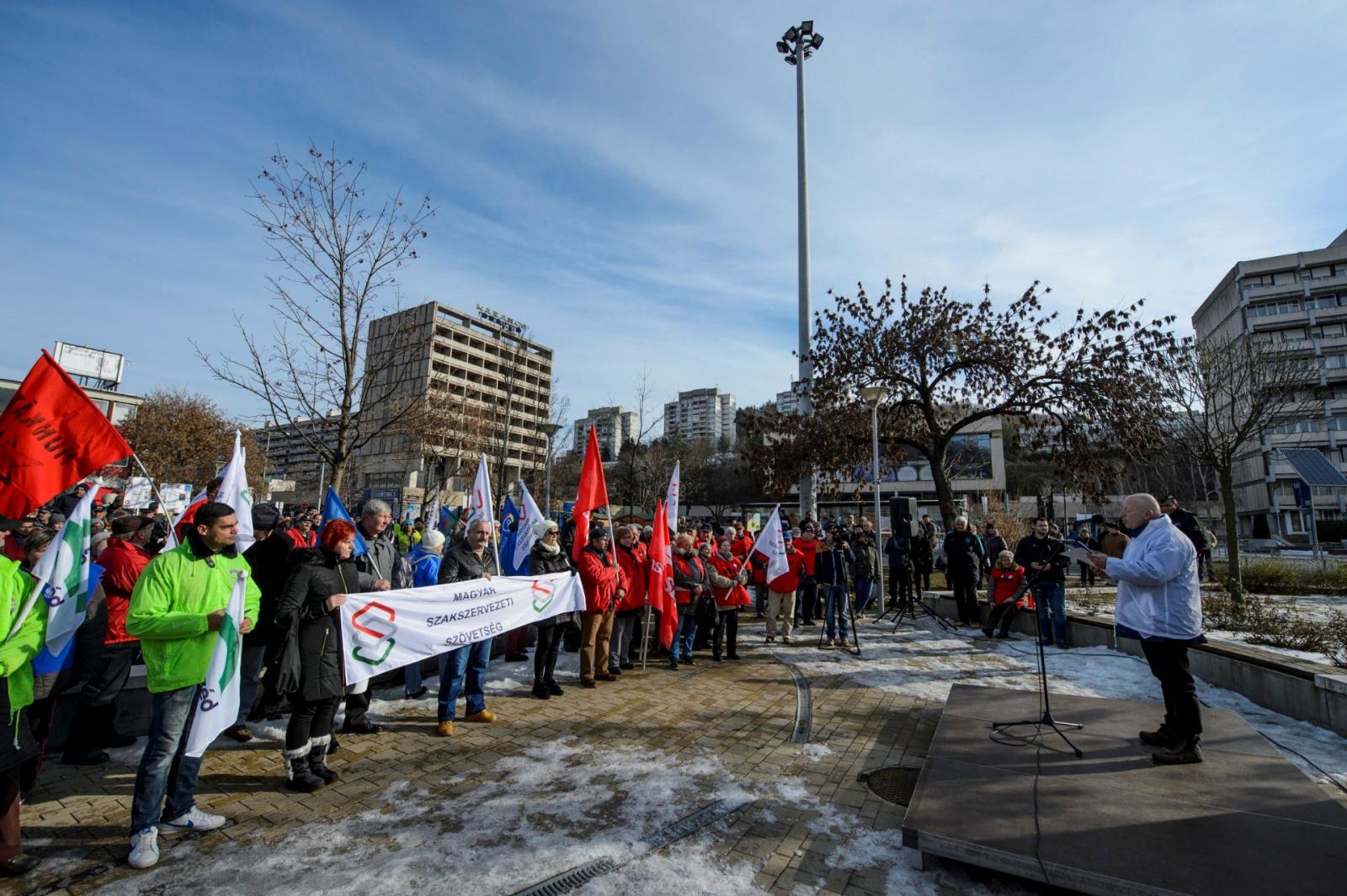 Demeter László beszél a salgótarjáni demonstráción