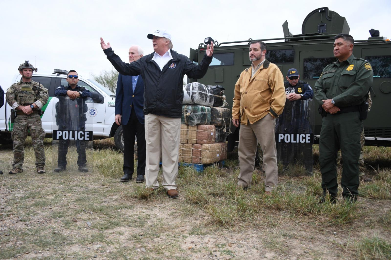 Trump a mexikói határon beszélget a határőrökkel