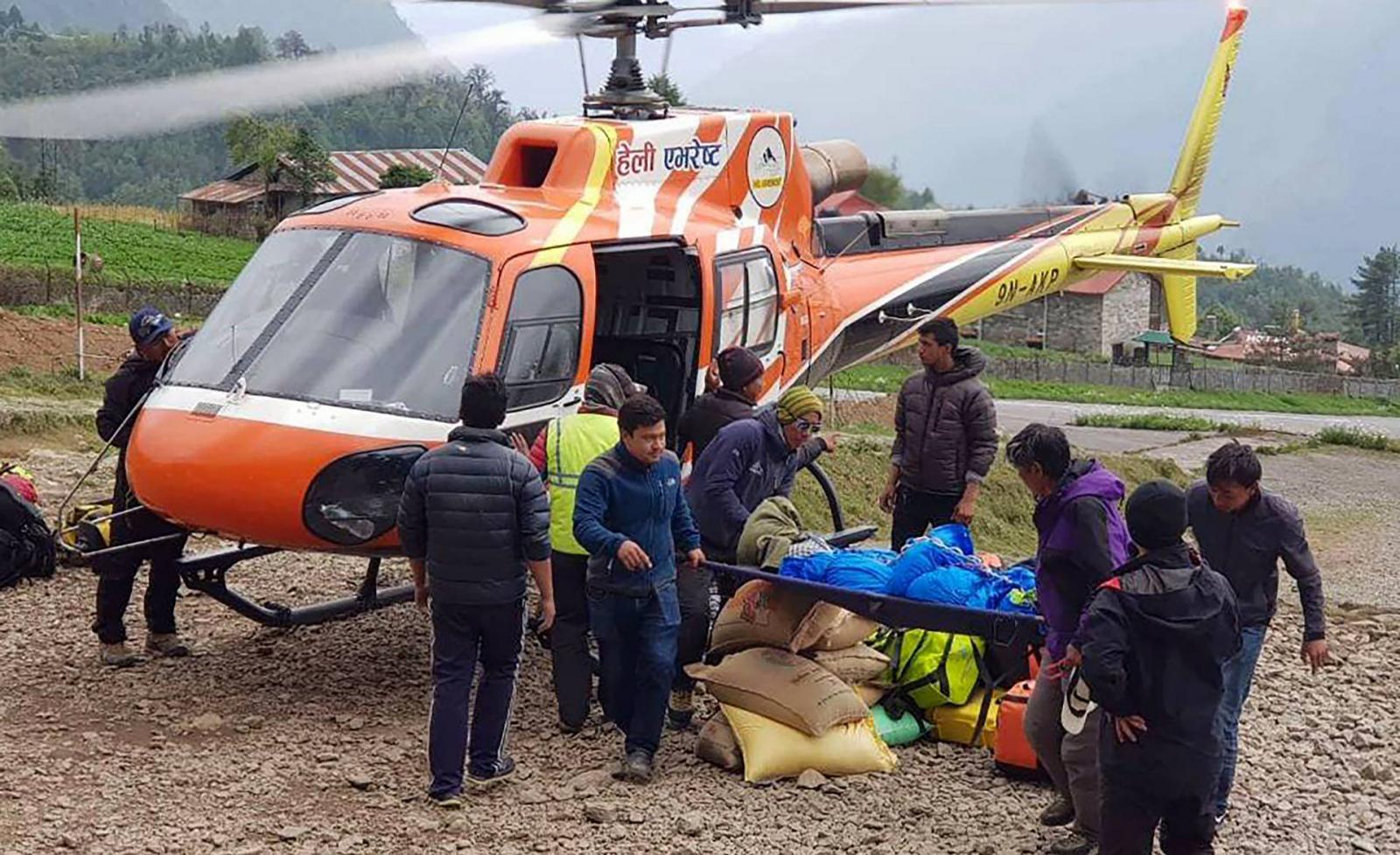 Nobukazu Kuriki japán hegymászó holttestét szállítják le a hegyről helikopterrel 2018-ban