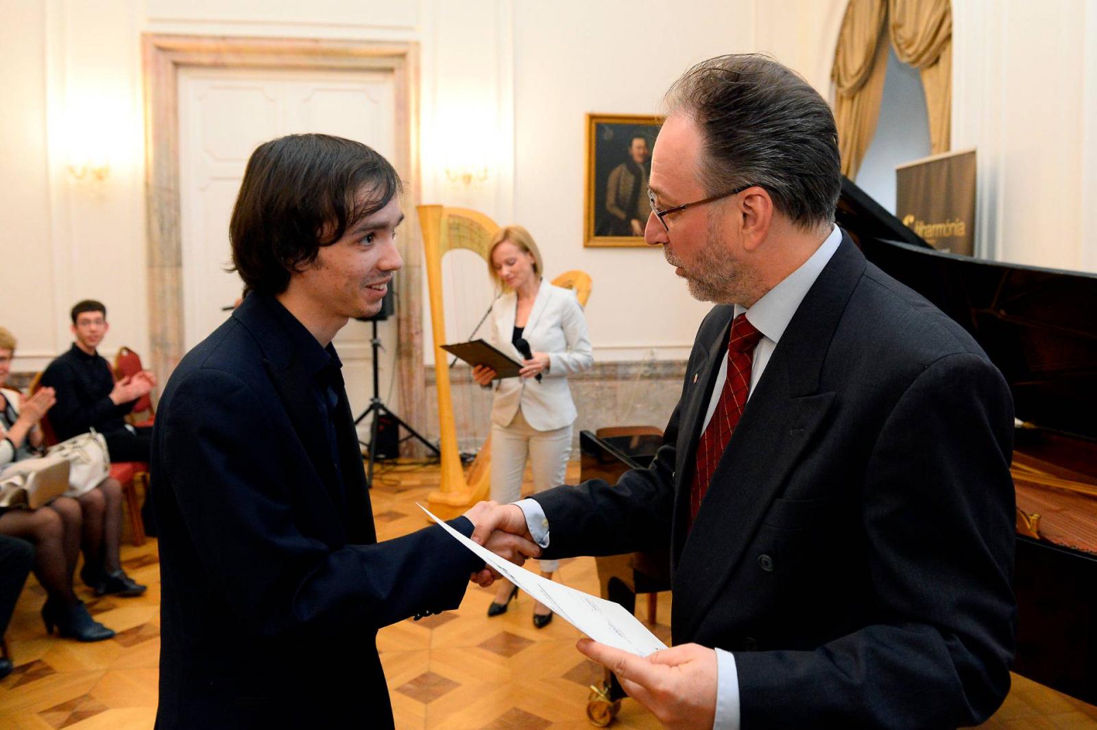 Balogh Ádám zongoraművész (b) átveszi a Fischer Annie zenei előadóművészeti ösztöndíjat Fekete Péter kultúráért felelős államtit