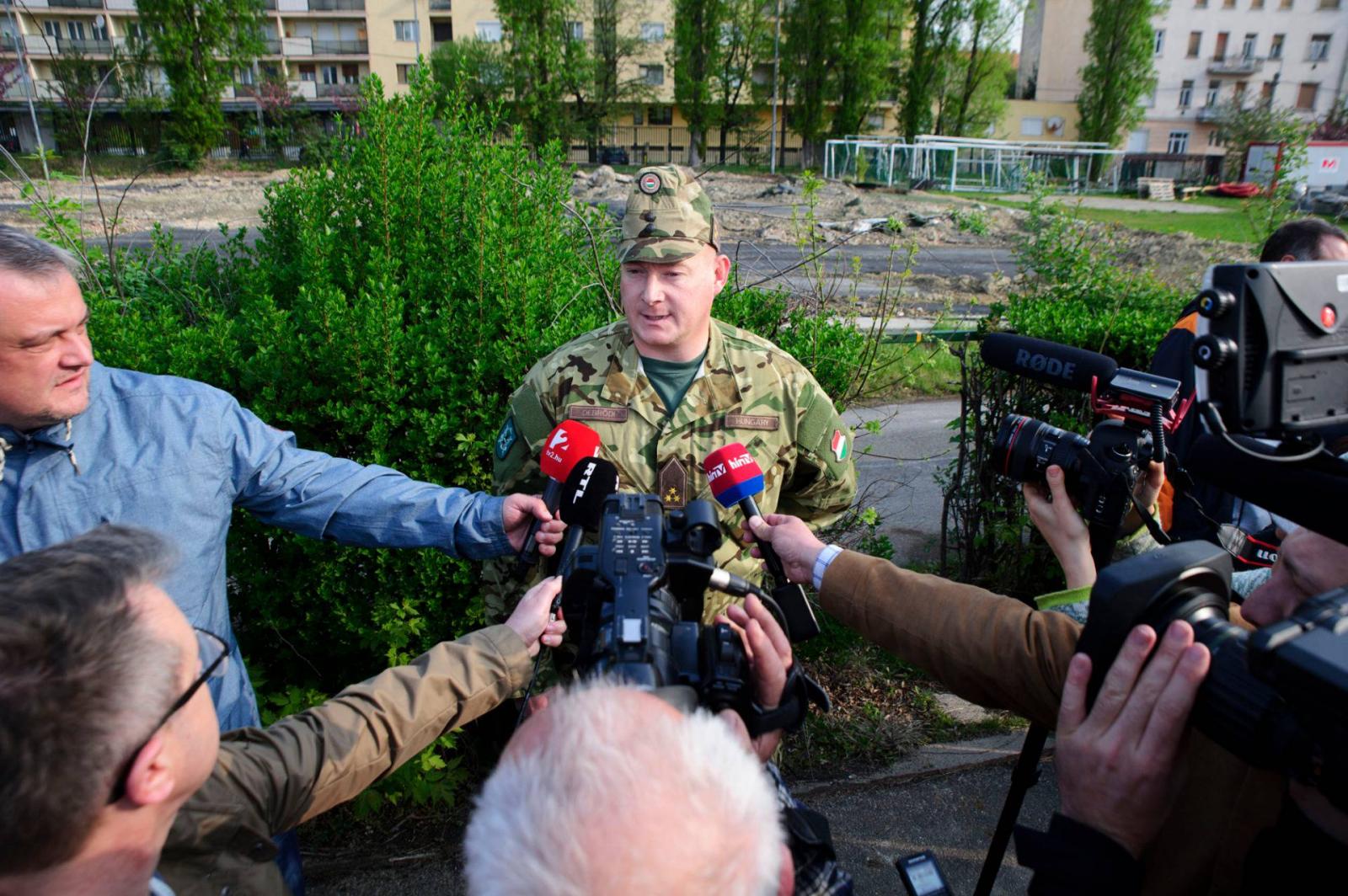 Motoros rendőr a lezárt Alkotás utcán