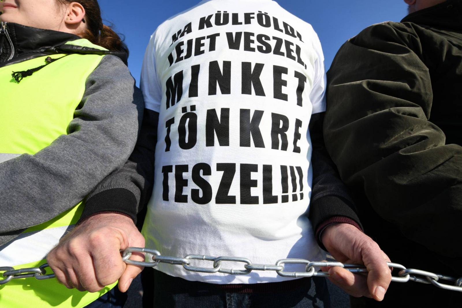 Tejtermelők demonstrációja az olcsó külföldi tej ellen