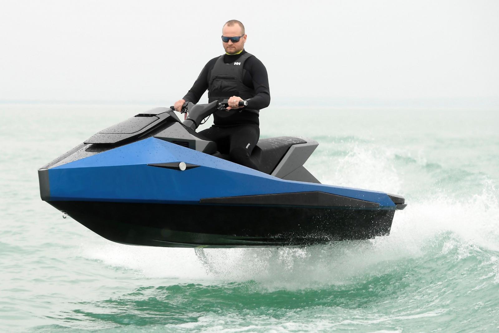 Elektromos meghajtású jet-ski tesztje a Balatonon