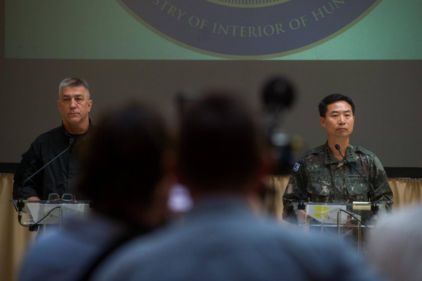 Hajdu János, a Terrorelhárítási Központ főigazgatója (b) és Szong Sun Kon Dél-Korea katonai attaséja összegző sajtótájékoztatót tart