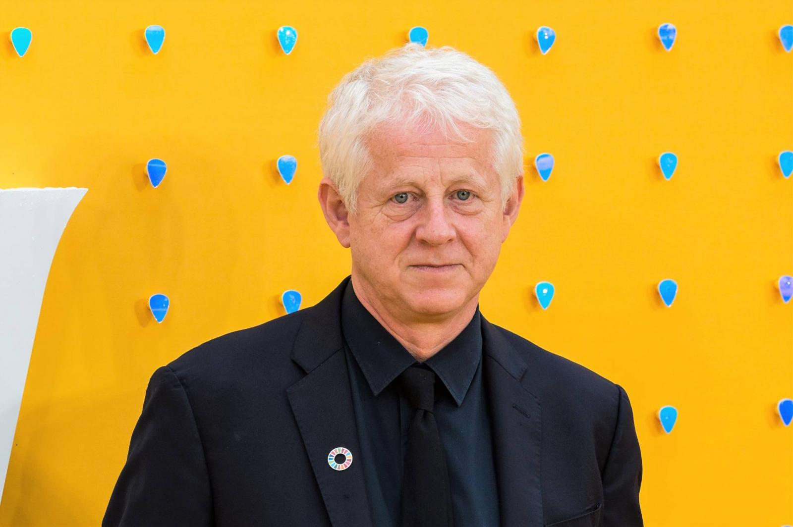 Richard Curtis a forgatókönyvírást vállalta, a rendezést nem