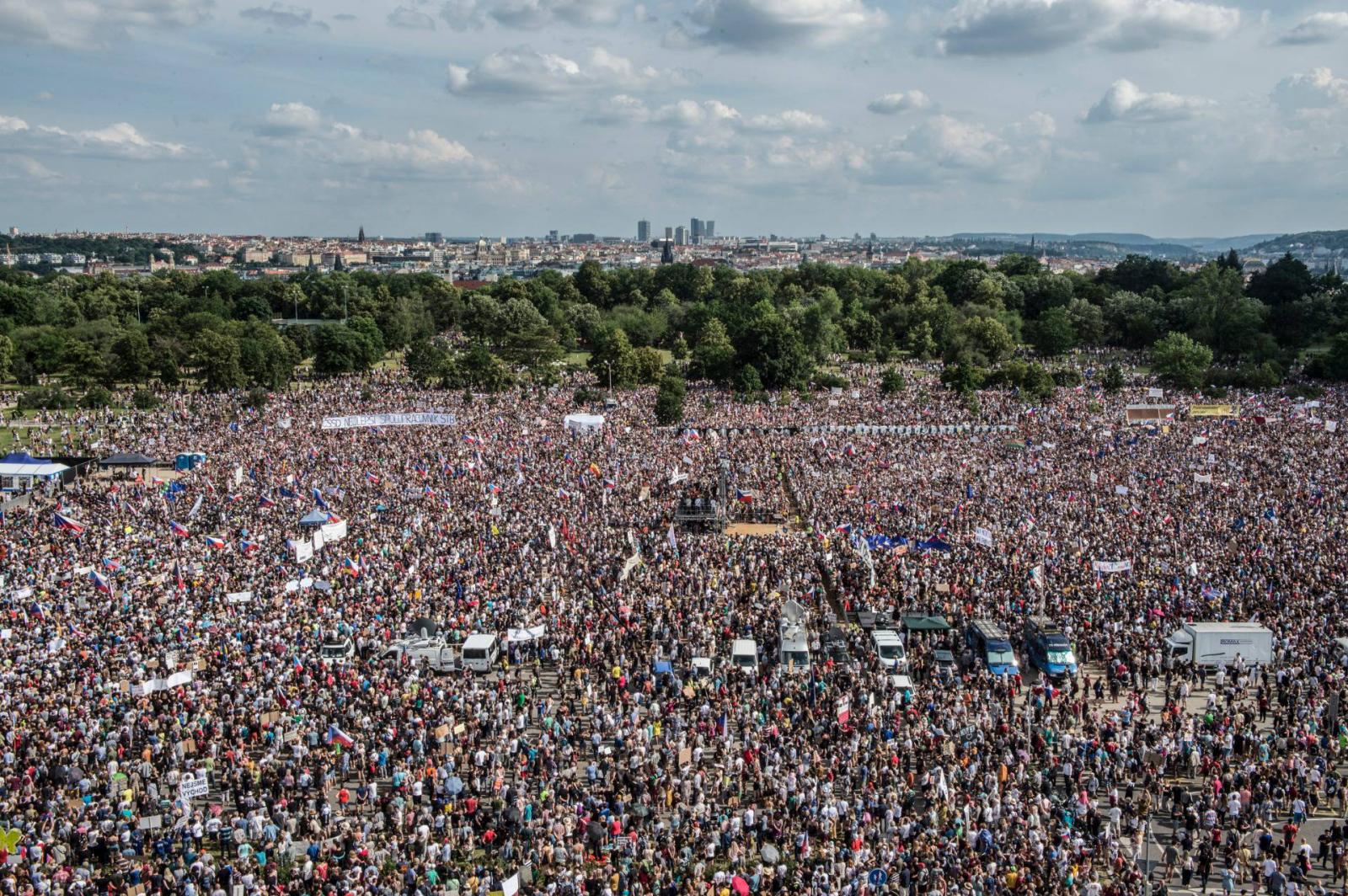 Prágában 250 ezren tüntettek Babis ellen