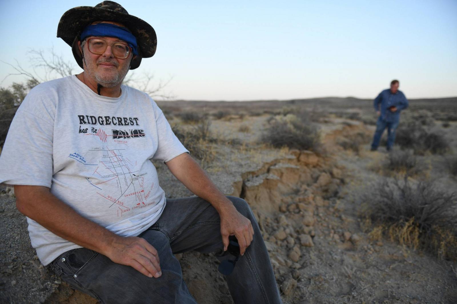 Steve Ault demonstrálja, hogy mennyit mozdult el az egyik lemez a másikhoz képest