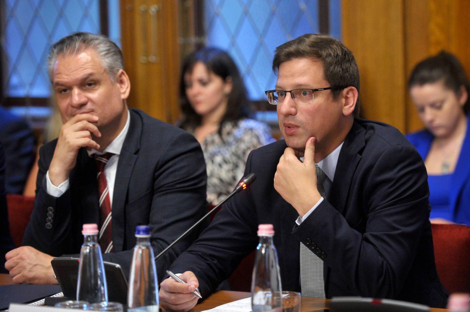 Gulyás Gergely Miniszterelnökséget vezető miniszter, mellette Takács Szabolcs Ferenc, mint európai uniós ügyekért felelős államtitkár